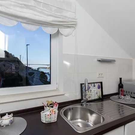 Cetinic - Two Bedroom With Terrace And Sea View شقة