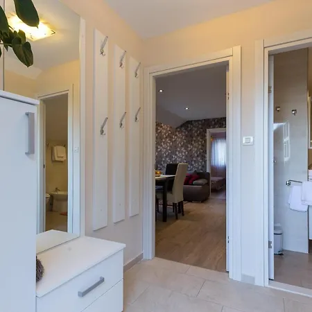 Cetinic - Two Bedroom With Terrace And Sea View Apartman